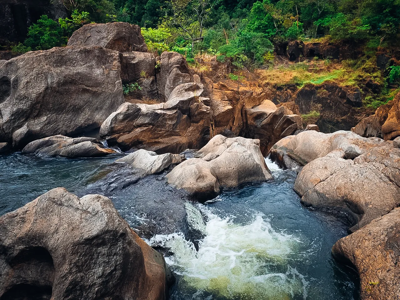 flowing-river-rocks-belihuloya