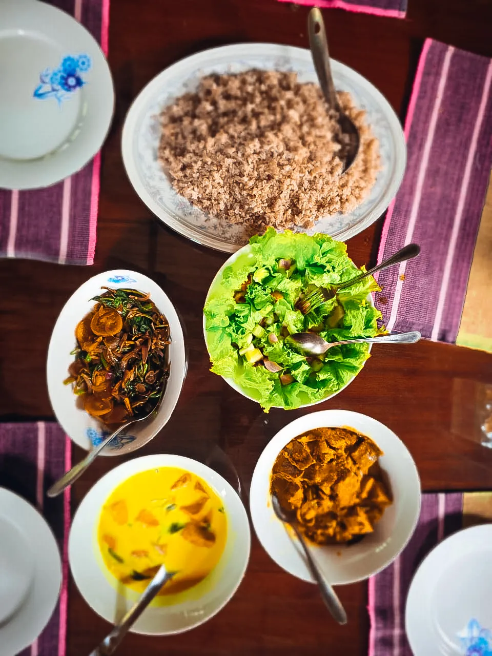 sri-lankan-red-rice-and-curry-meal