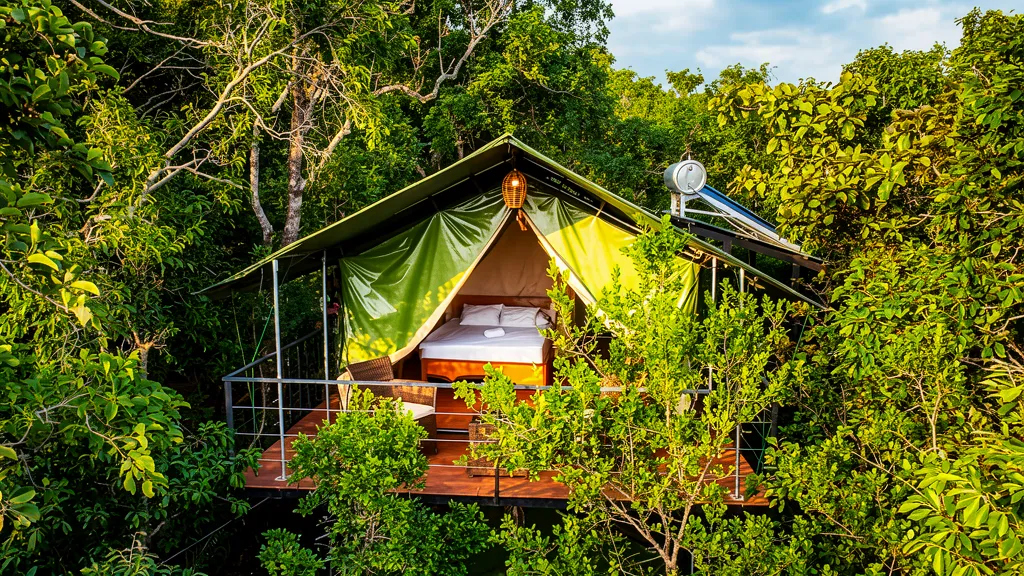 luxury-glamping-tent-exterior-windy-hills