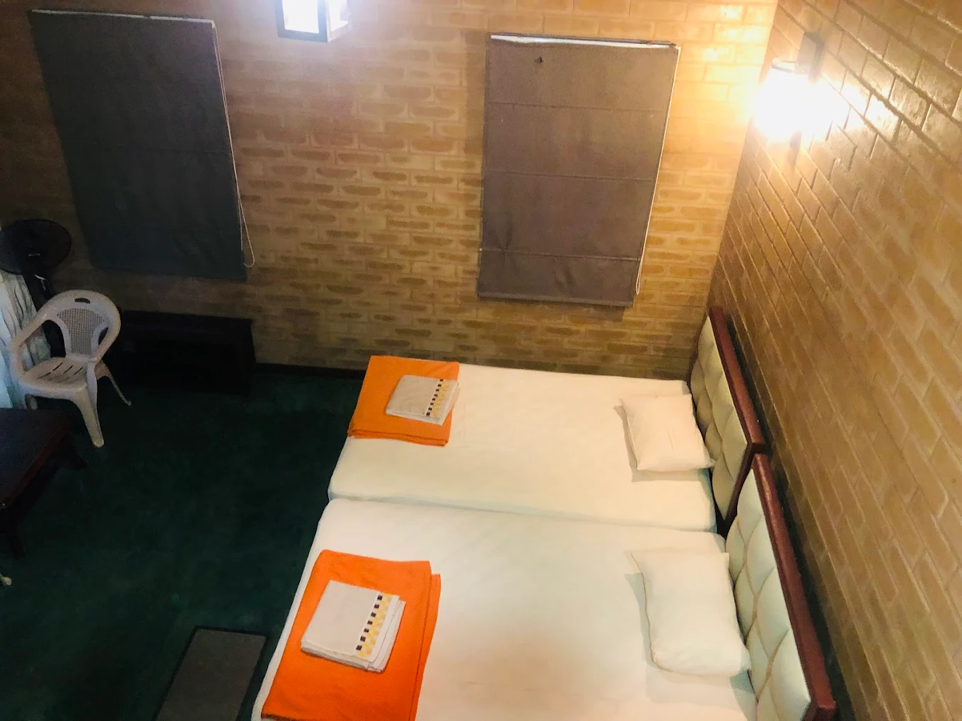brick-villa-twin-beds-room