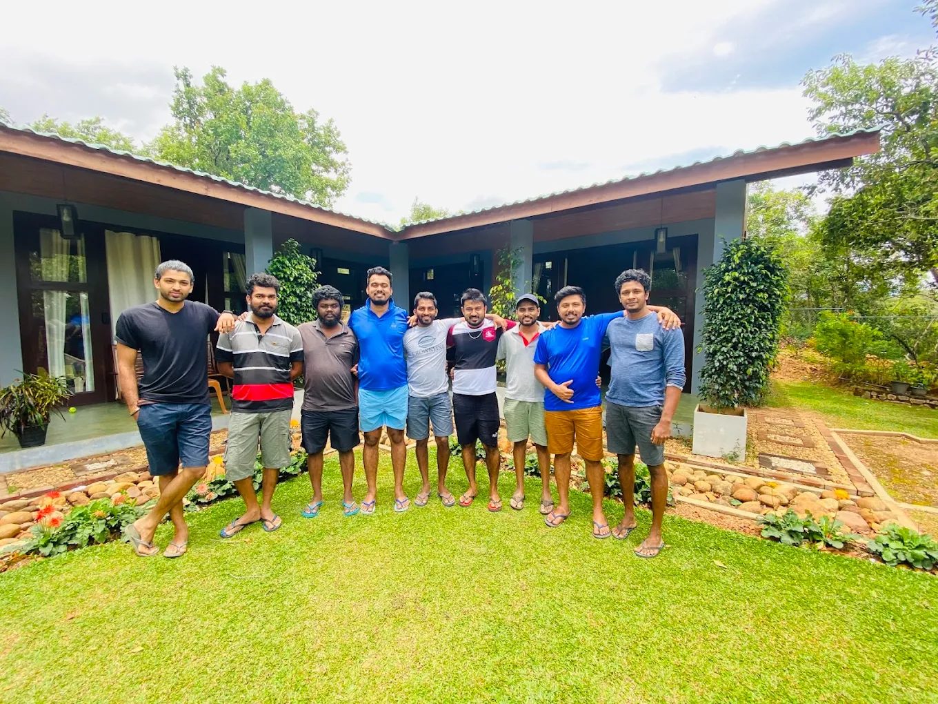 group-friends-villa-vacation