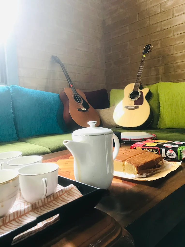 villa-tea-time-guitars-music