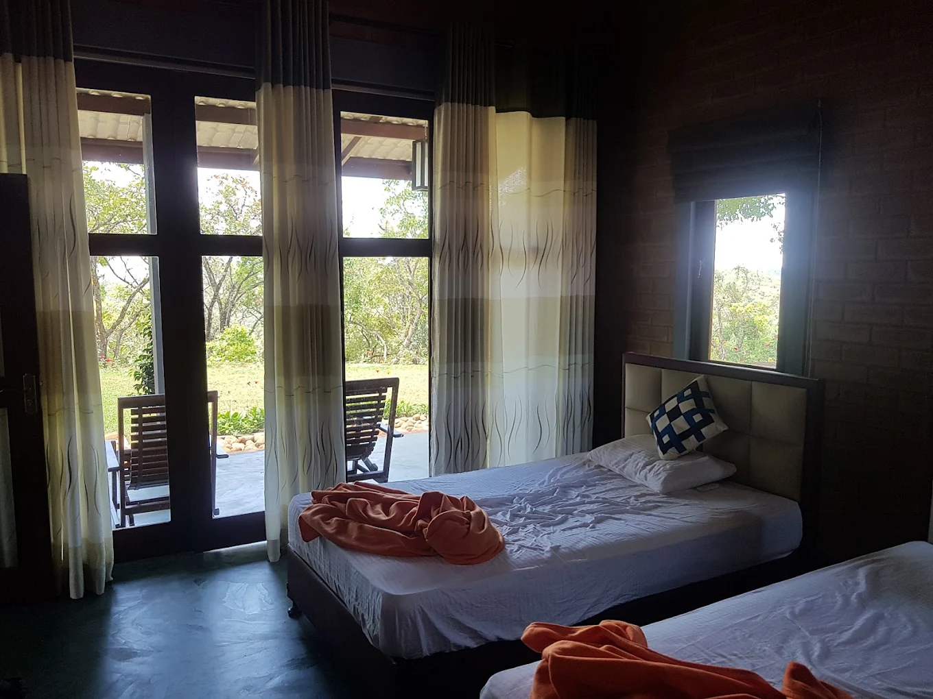 villa-bedroom-garden-access