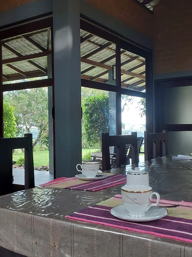 villa-dining-table-window-view