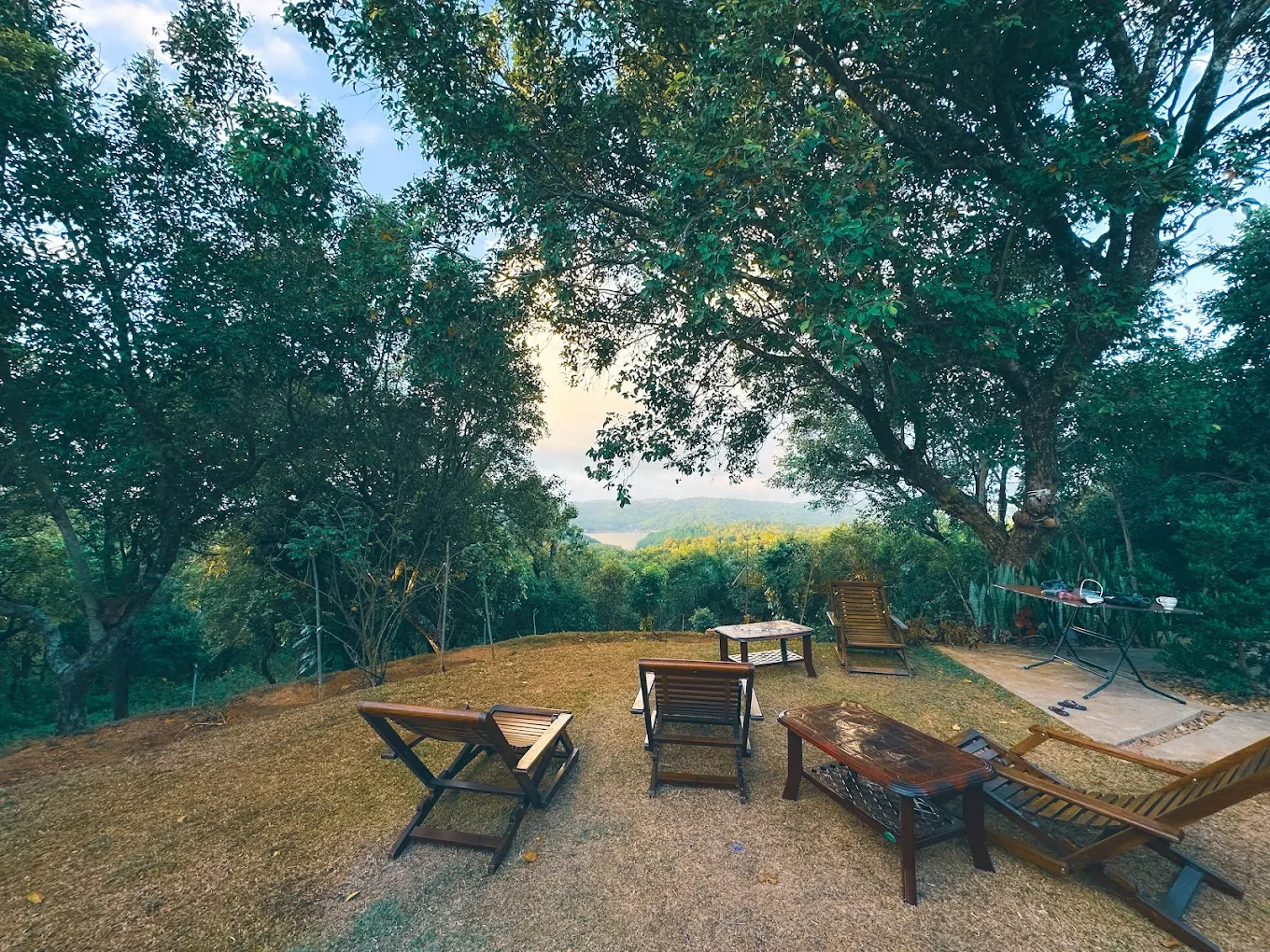 villa-lawn-chairs-mountain-view