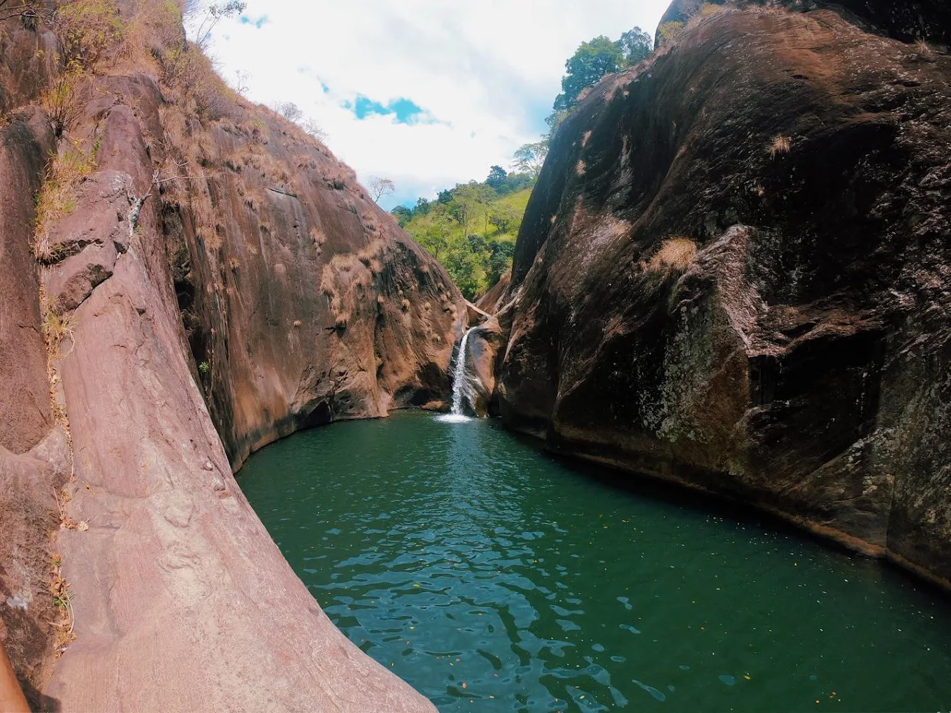 belihuloya-natural-rock-pool-waterfall