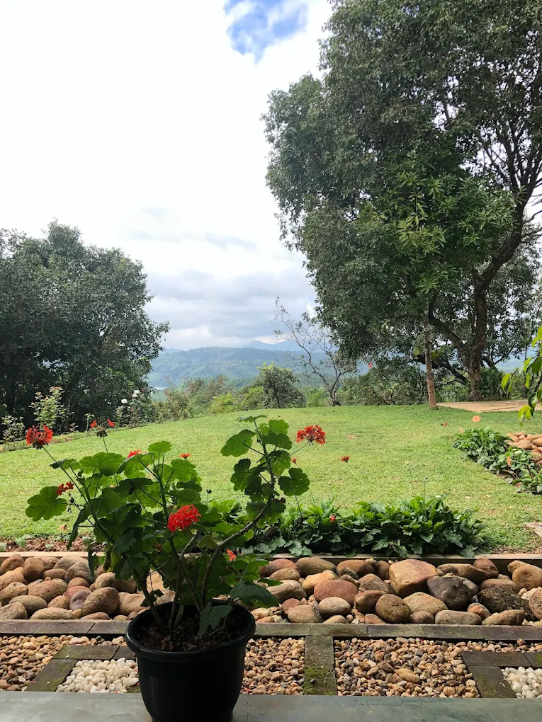 villa-garden-mountain-view