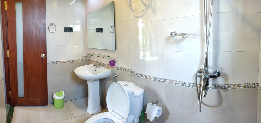 brick-villa-modern-bathroom
